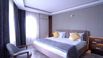 Business Room, Balcony | Free minibar, in-room safe, individually decorated