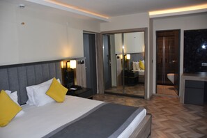 Business Room, Balcony | Free minibar, in-room safe, individually decorated - UK Ankara Hotel (Ankara)