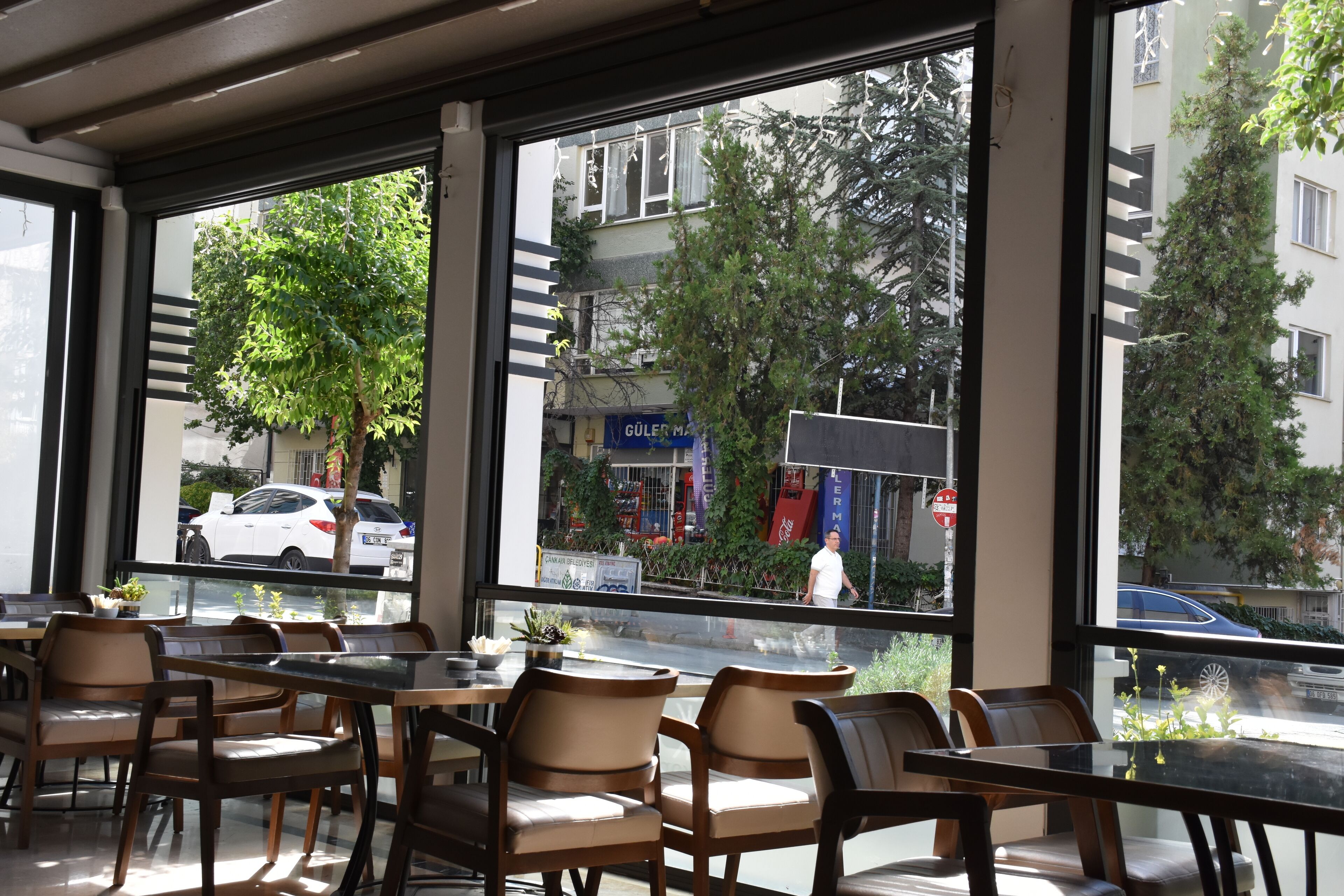 32-inch led tv with cable channels, ping pong, books