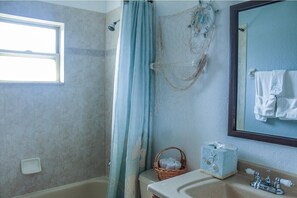 Badewanne, Haartrockner, Handtücher, Seife