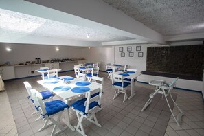 Café da manhã com buffet grátis todos os dias