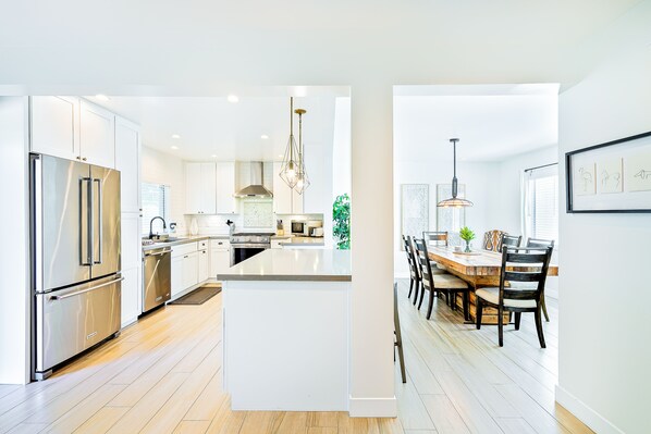 Fridge, microwave, oven, stovetop - High-end beach condo with private hot tub - walk to Calafia Beach (San Clemente)