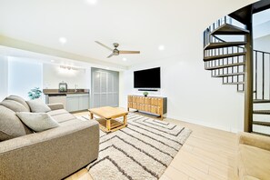 TV, fireplace - High-end beach condo with private hot tub - walk to Calafia Beach (San Clemente)