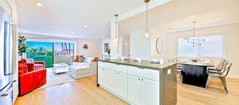 Beautiful beach home, 7-minute walk to beach, near shops & dining