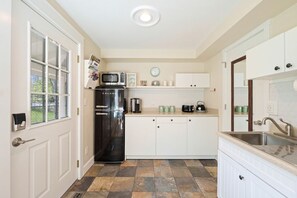 Kühlschrank, Mikrowelle, Wasserkocher mit Kaffee-/Teezubehör, Toaster