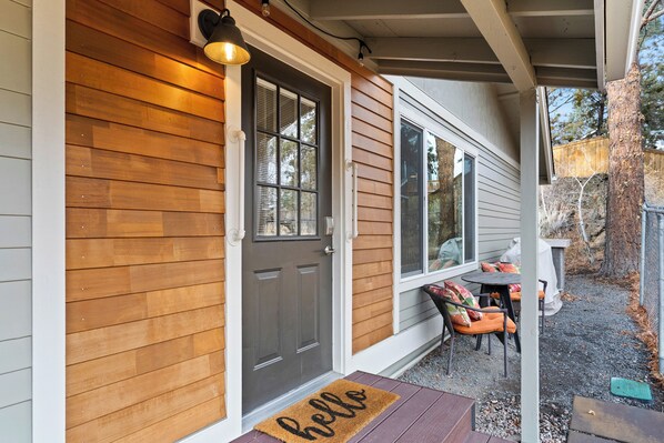 Outdoor dining - Hillside Haven: Tranquil NW Studio Near the River (Bend)