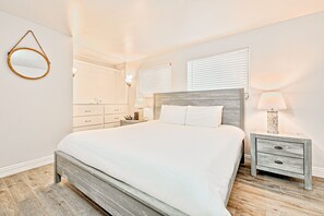 3 bedrooms, iron/ironing board, WiFi, bed sheets - Newport home with great outdoor living & short walk to sand (Newport Beach)