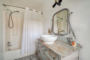 Ensemble douche/baignoire, sèche-cheveux, serviettes fournies