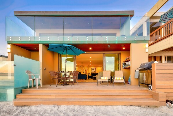 Outdoor dining - Amazing oceanfront home with inviting deck, privacy, & outdoor living (Dana Point)