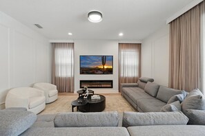 Fernseher, Kamin, Videospiele, Tischfußball