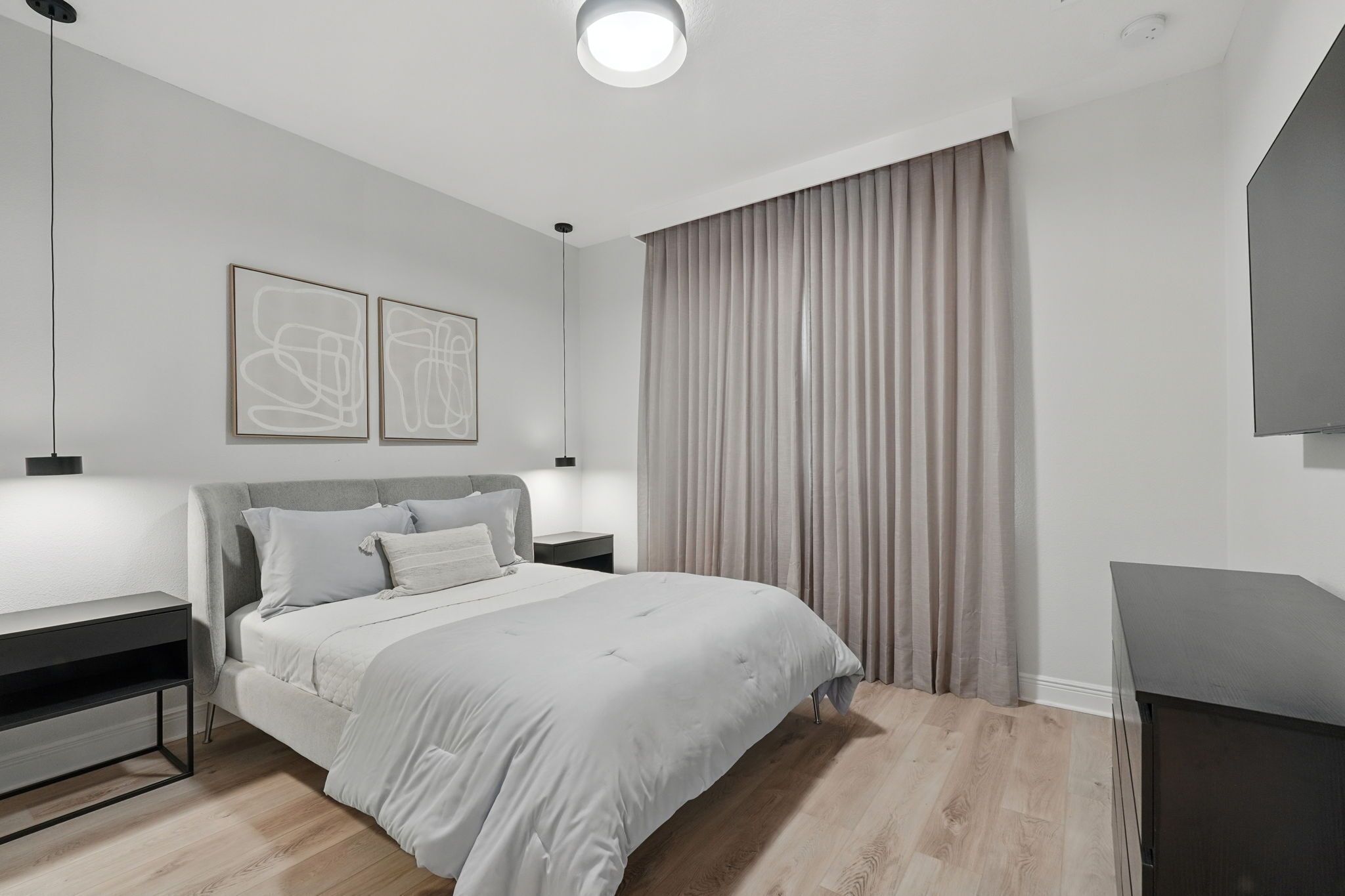 5 bedrooms, iron/ironing board, WiFi, bed sheets