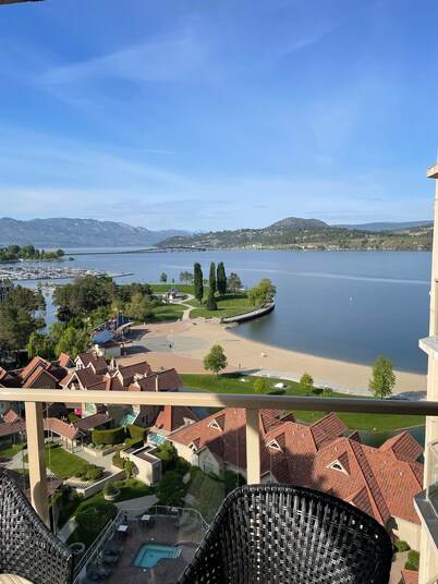 DOWNTOWN  LAKEFRONT Luxury. Amazing Views! 2 bedroom, 2 bath. Pools, hot tub.