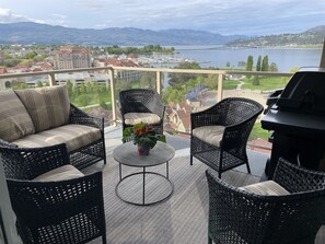 Property grounds - DOWNTOWN  LAKEFRONT Luxury. Amazing Views! 2 bedroom, 2 bath. Pools, hot tub. (Kelowna)