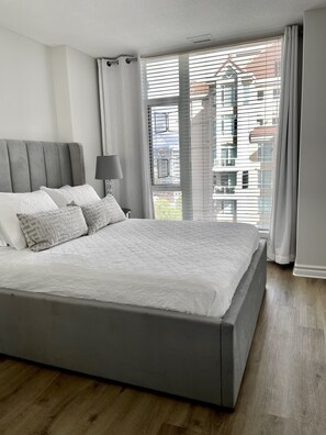 2 bedrooms, desk, iron/ironing board, free WiFi - DOWNTOWN  LAKEFRONT Luxury. Amazing Views! 2 bedroom, 2 bath. Pools, hot tub. (Kelowna)