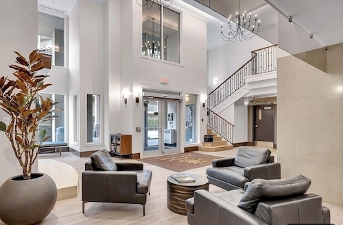 Downtown Lakefront Luxury. Amazing Views! Pools & hot tubs. Near beach.