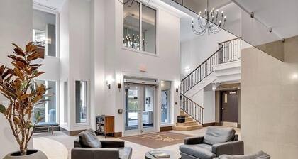NEXT TO MEMORIAL CUP ! Downtown Lakefront Luxury. Amazing Views! Pools, hot tubs