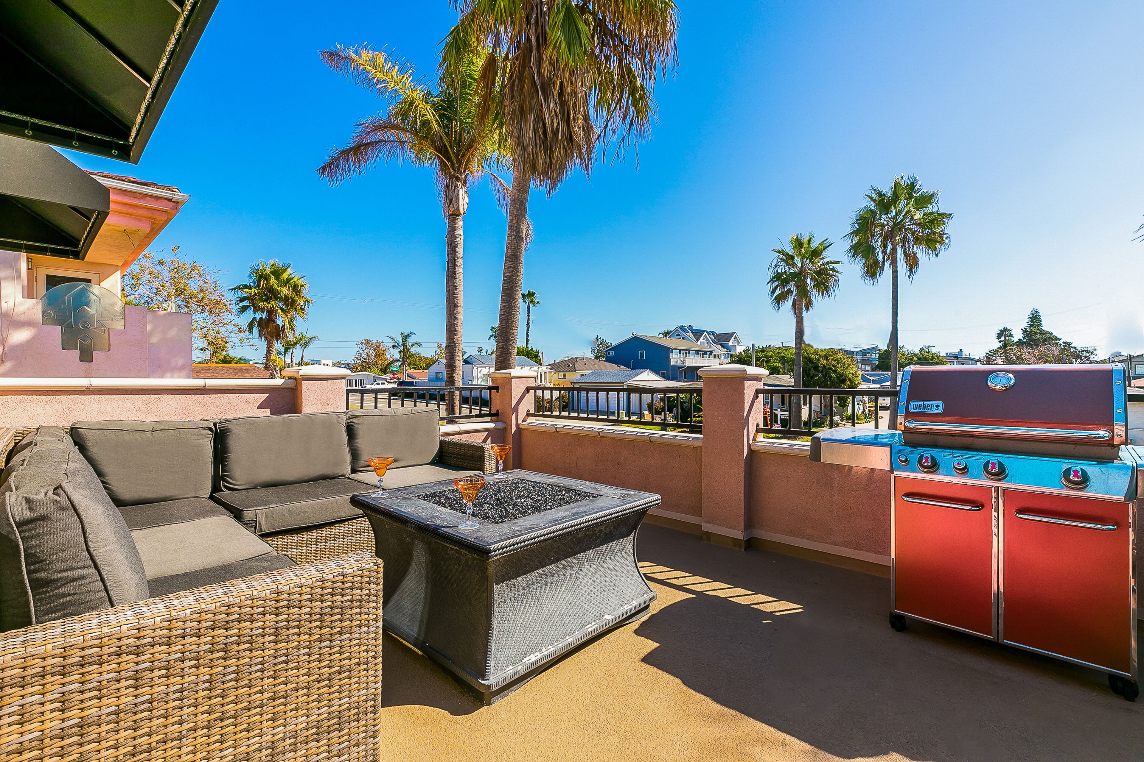 Coastal beauty just three houses to Beach with private hot tub, gas grill