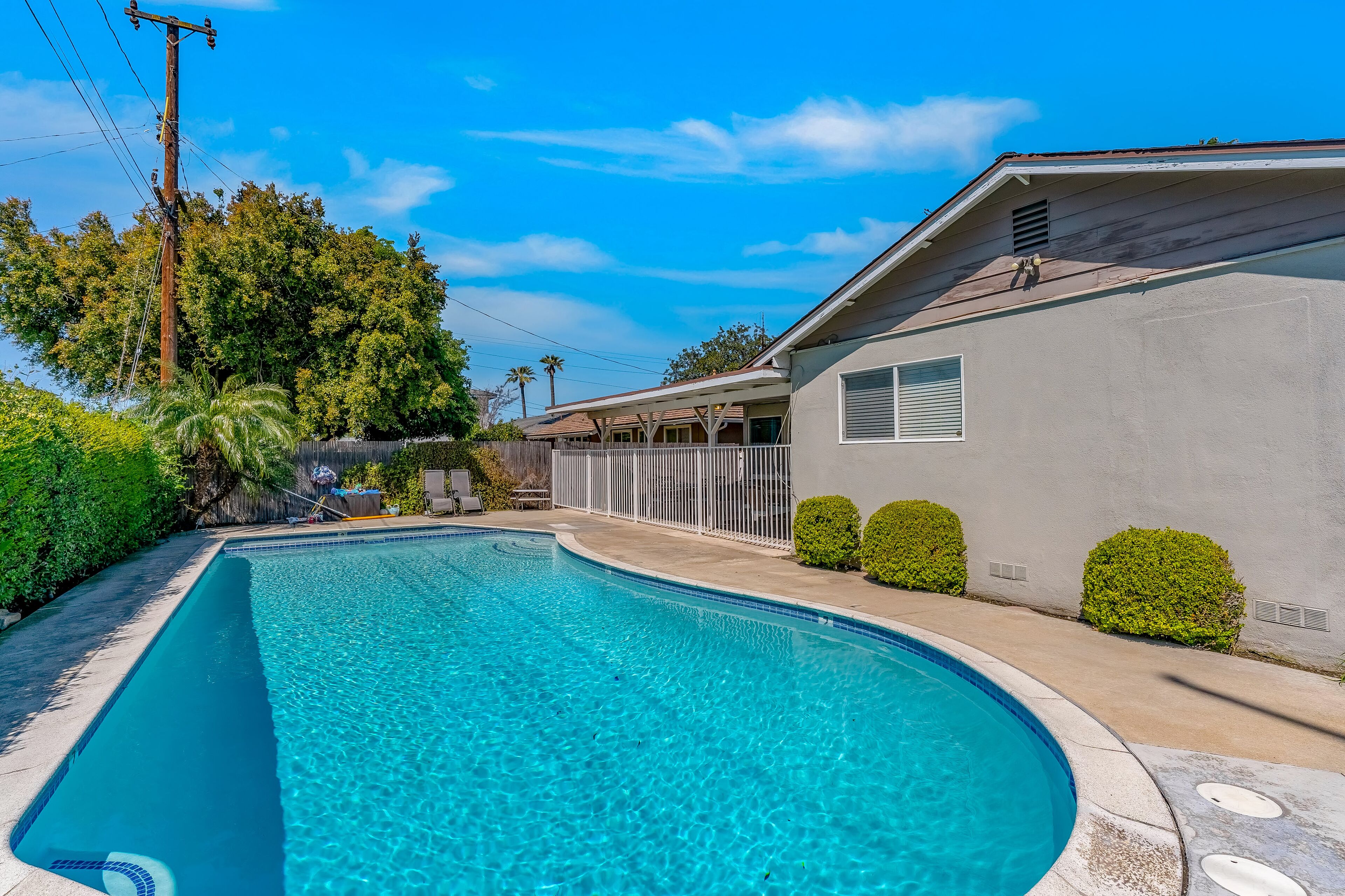 Dog-friendly home with outdoor pool, hot tub & game room- walk to theme parks