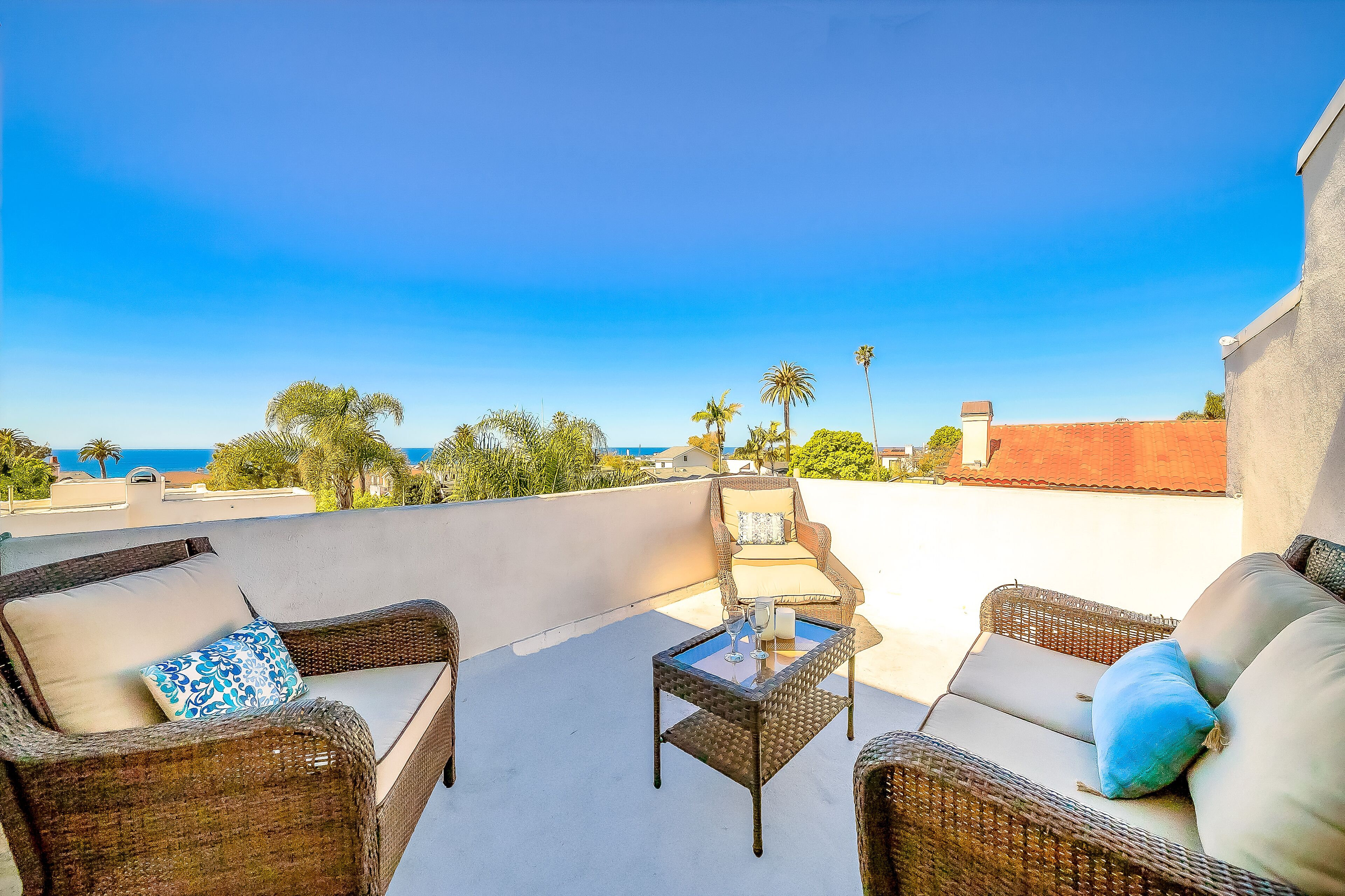 3-Story home w/gas grill, multiple decks, great location, AC