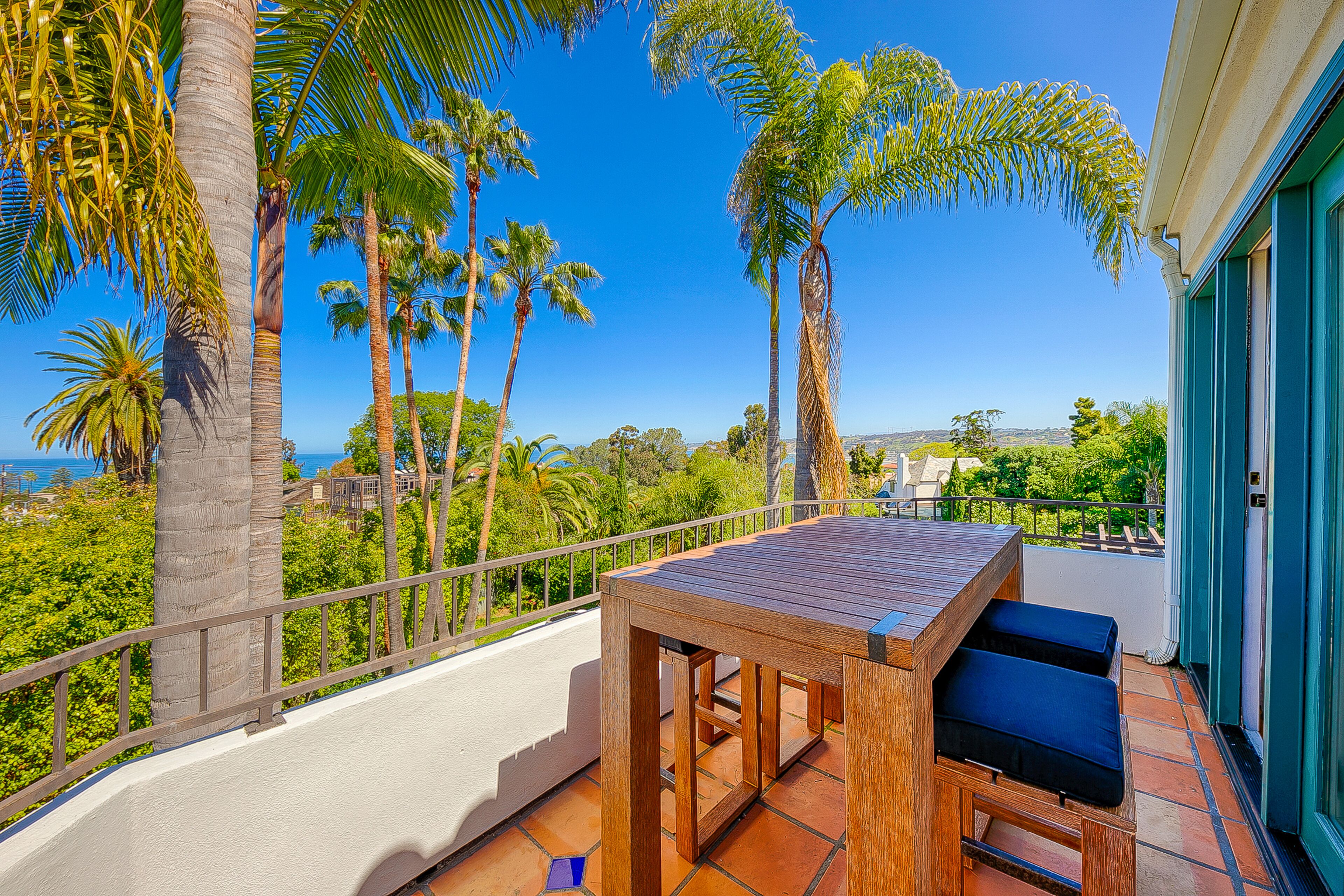 2-Story Dog-Friendly Home w/Extensive Patio, Gas Grill, Hot Tub, Great Location