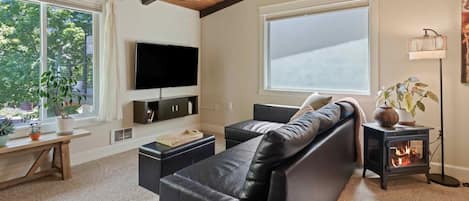 Smart-TV, peis, DVD-spiller og bøker