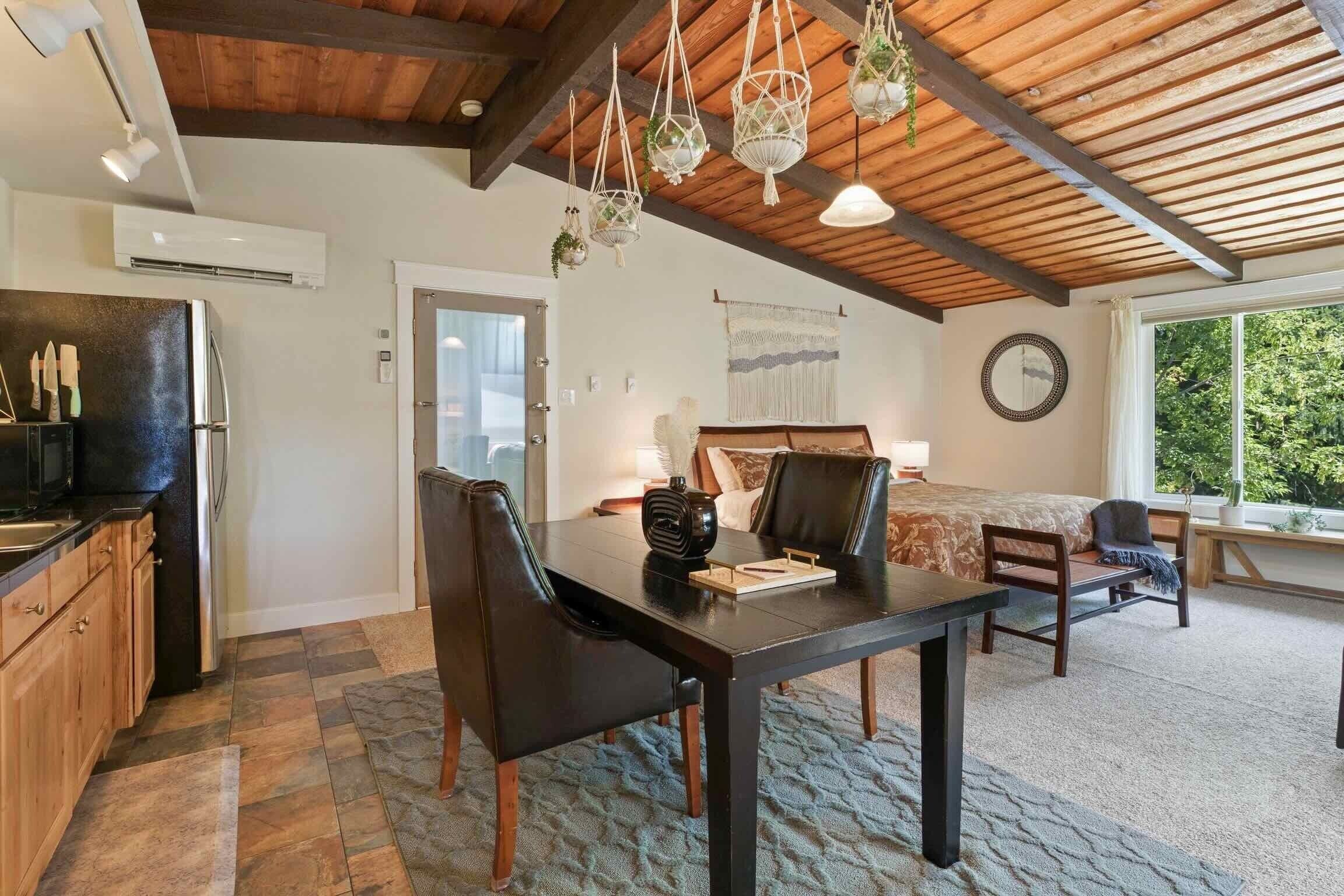 1 habitación, tabla de planchar con plancha y cuna de viaje 