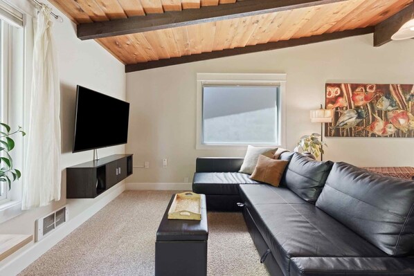 Smart-TV, Kamin, DVD-Player, Bücher