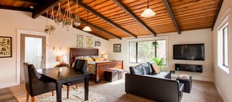 Cozy Up at a Nature Inspired Boutique Studio in the Trees - River Nearby