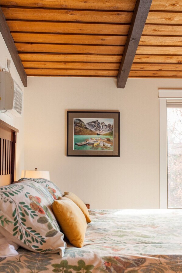 1 chambre, fer et planche à repasser, lit de bébé portatif