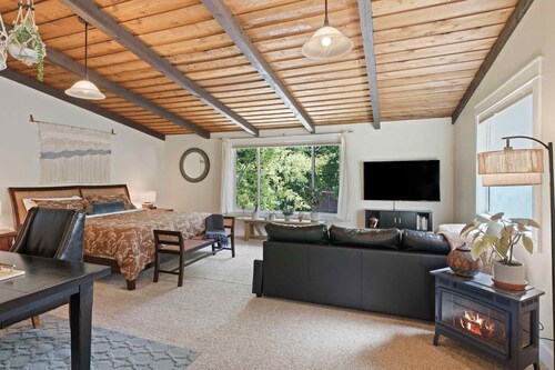 Cozy Up at a Nature Inspired Boutique Studio in the Trees - River Nearby