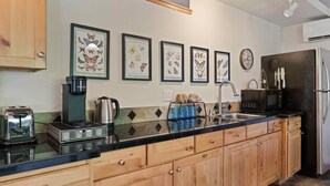 Private kitchen - Cozy Up at a Nature Inspired Boutique Studio in the Trees - River Nearby (Bend)