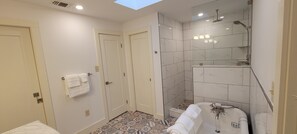 Bañera, secador de pelo, toallas y jabón