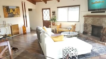 Smart TV, chimenea, reproductor de DVD y libros