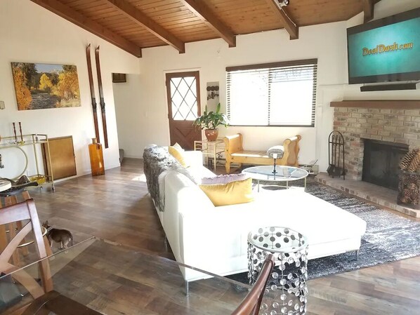 Smart TV, chimenea, reproductor de DVD y libros 