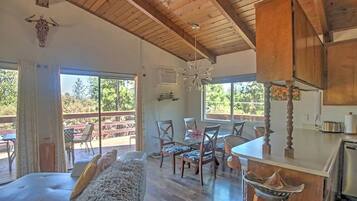 TV connectée, cheminée, lecteur de DVD, livres