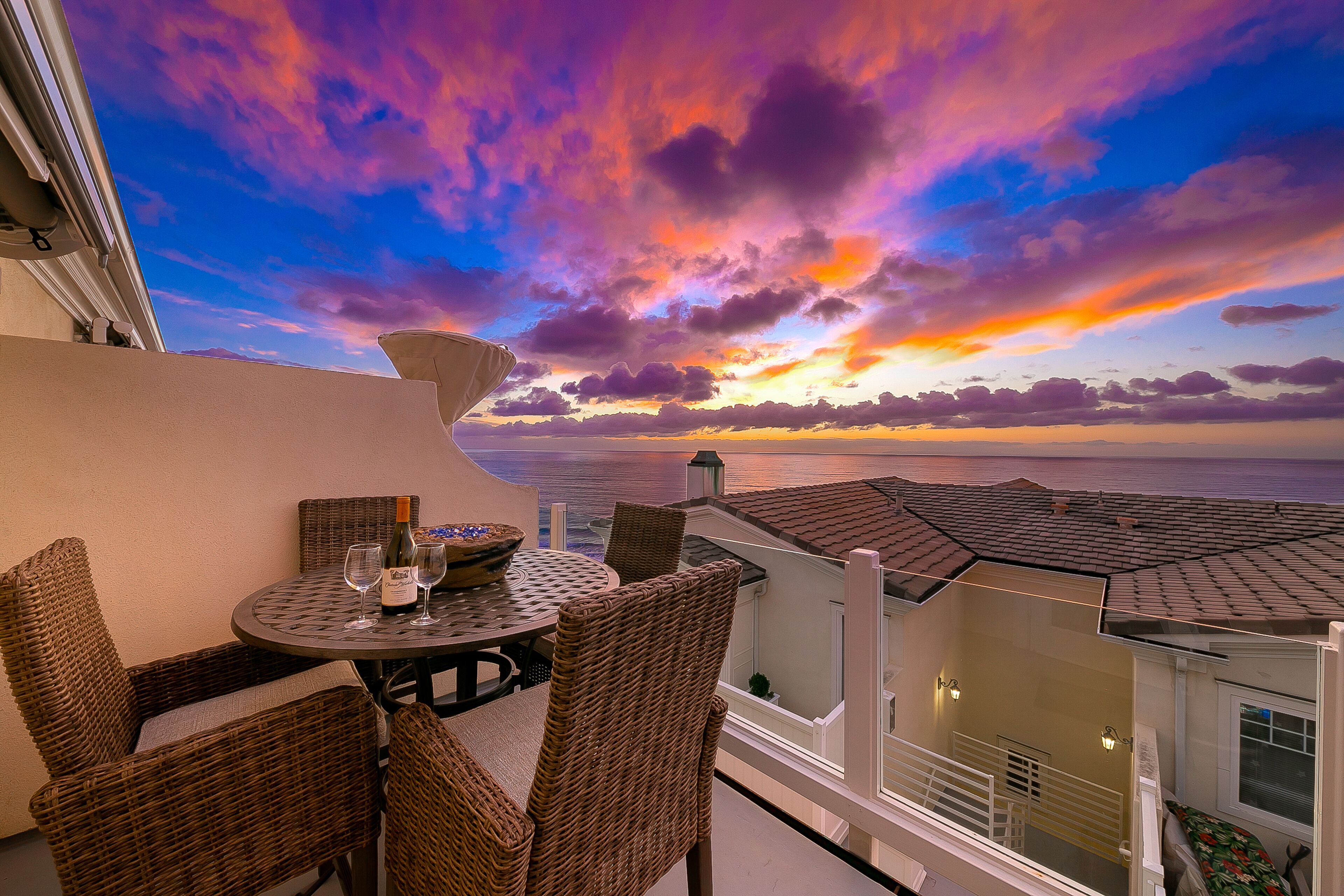 2-Story Townhouse w/Private Balcony, Ocean View Deck, Fireplace - Walk to Beach