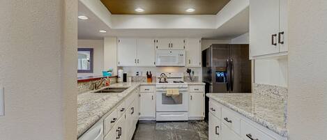 Een koelkast, een magnetron, een oven, een kookplaat