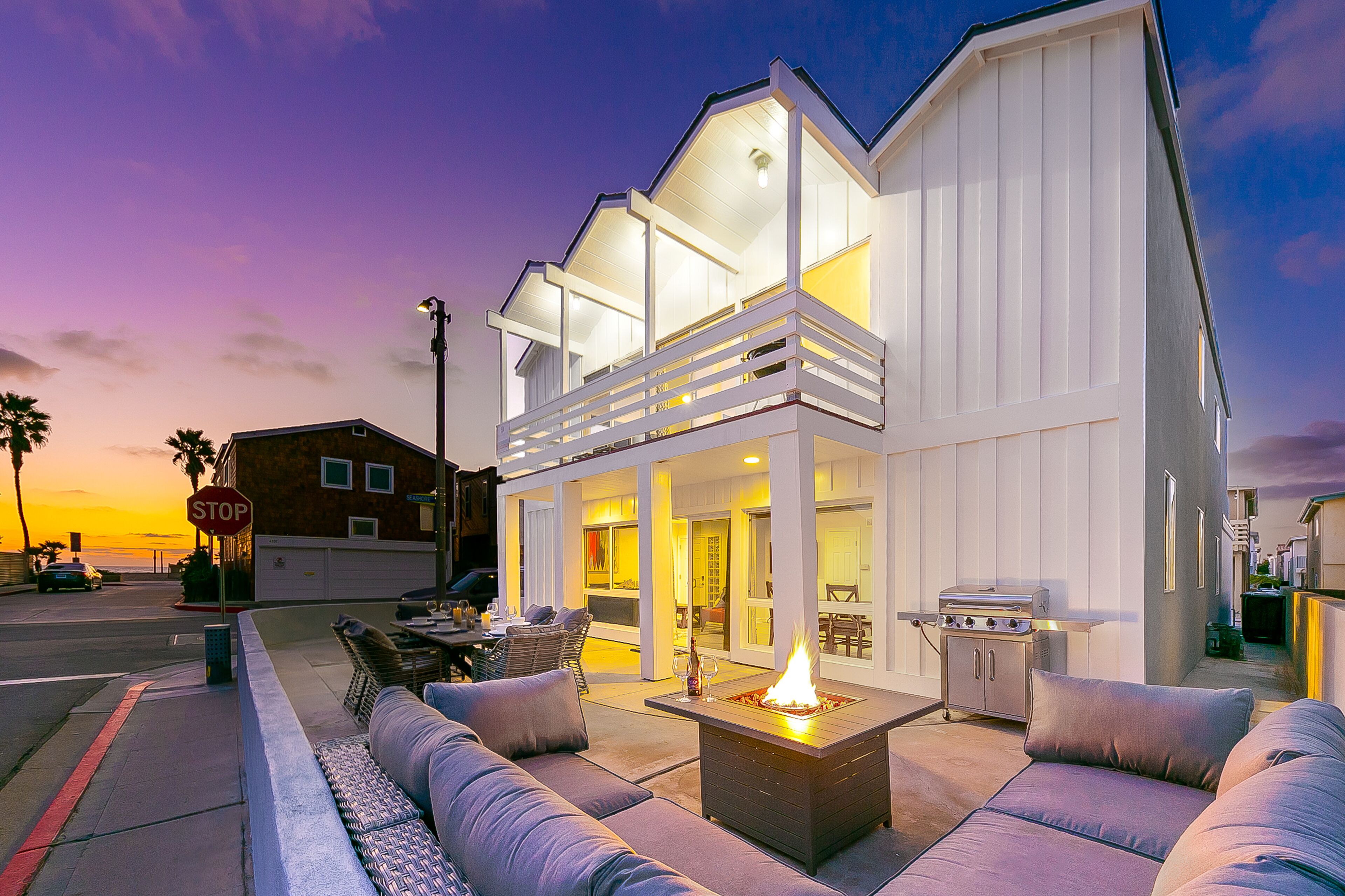 Duplex w/Private Patio, Partial Ocean Views, Gas Grill, Firepit, Great Location