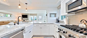 2-Story Newly Remodeled Home w/Private Patio, Great Location, Fireplace, WiFi