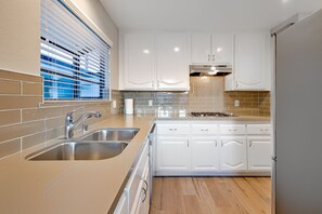 Frigorífico, microondas, horno y placa de cocina