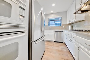 Refrigerador, microondas, horno, placa de cocina
