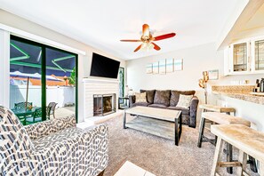 TV - Beach home with perfect location steps to sand & private hot tub (Newport Beach)