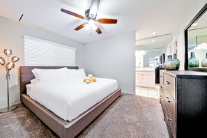 2 bedrooms, internet, bed sheets - Beach home with perfect location steps to sand & private hot tub (Newport Beach)