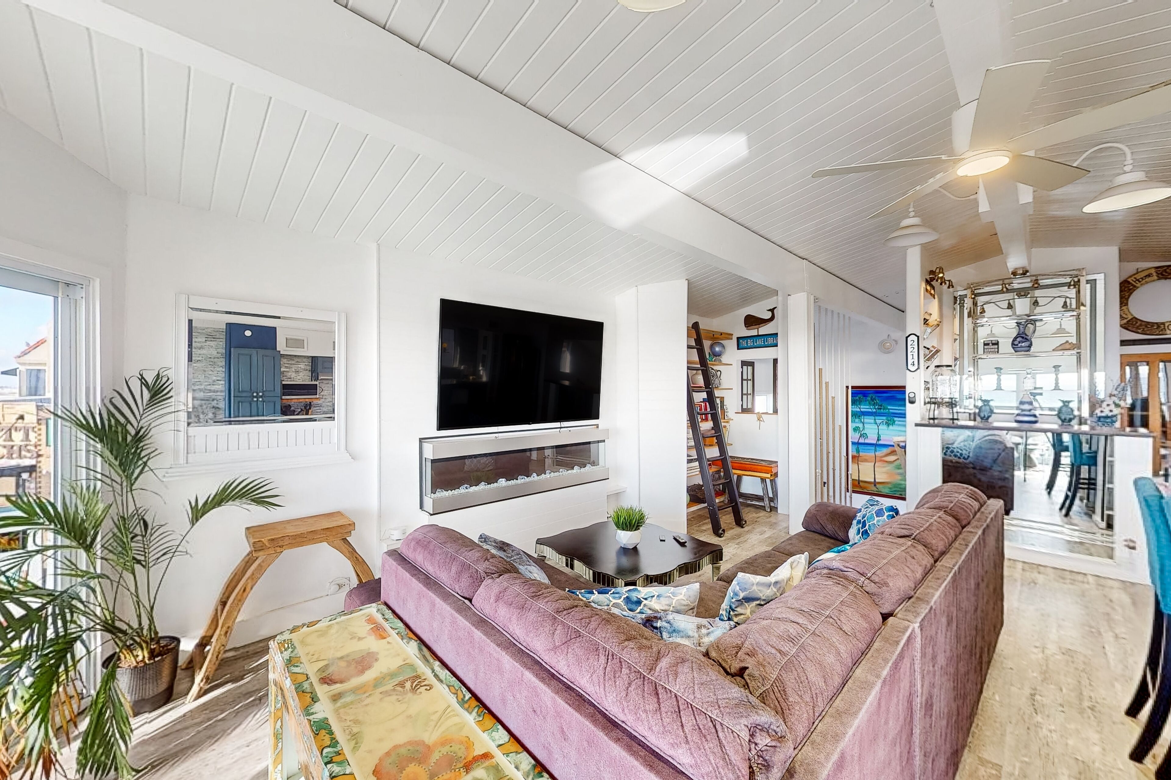 Beautiful oceanfront home close to pier with amazing views - walk everywhere