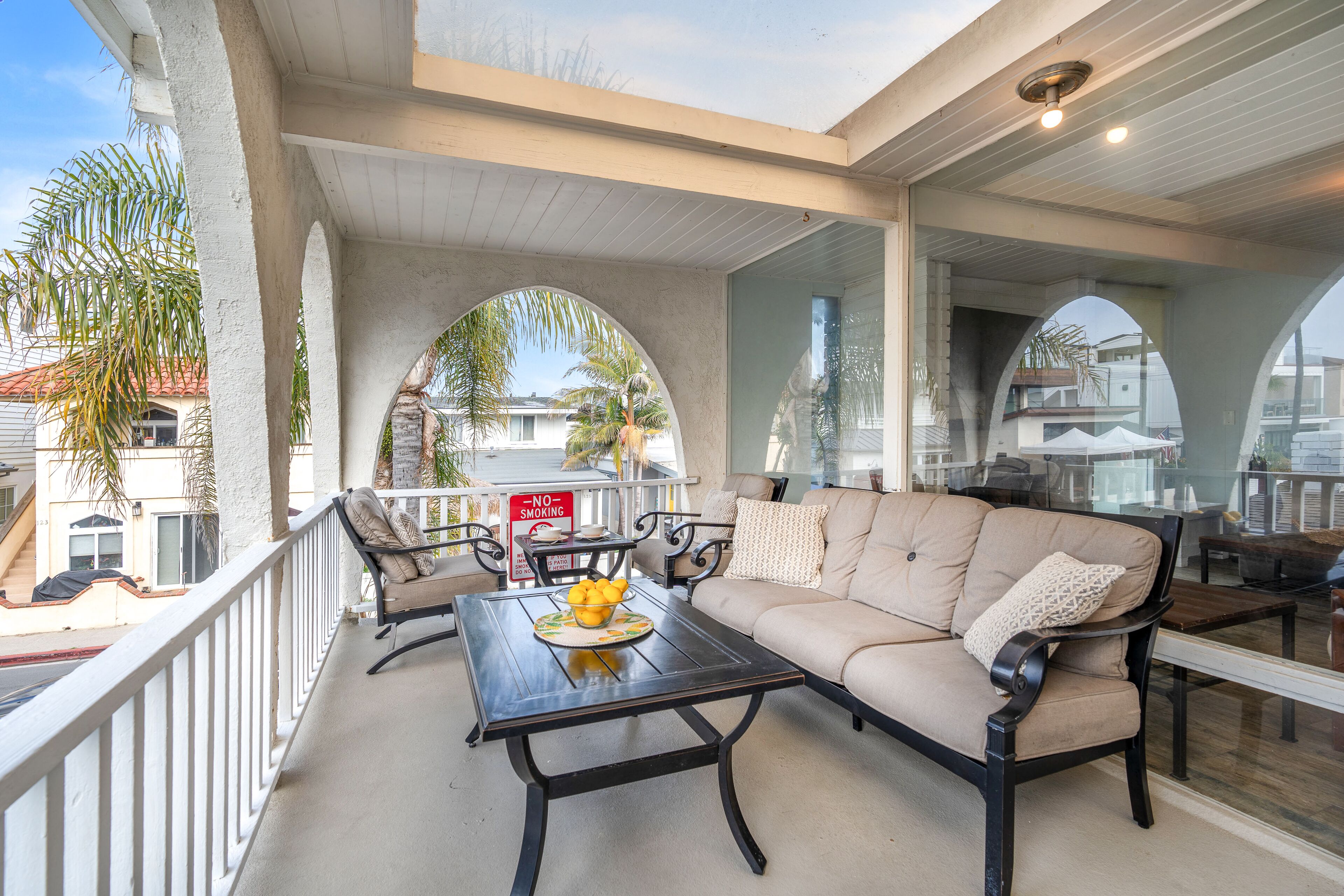 Snowbird-friendly ocean-view condo with fireplace & balcony - steps to beach