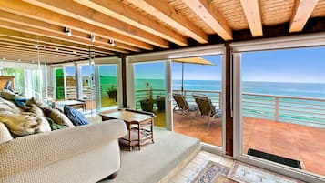 Una televisión, un reproductor de DVD