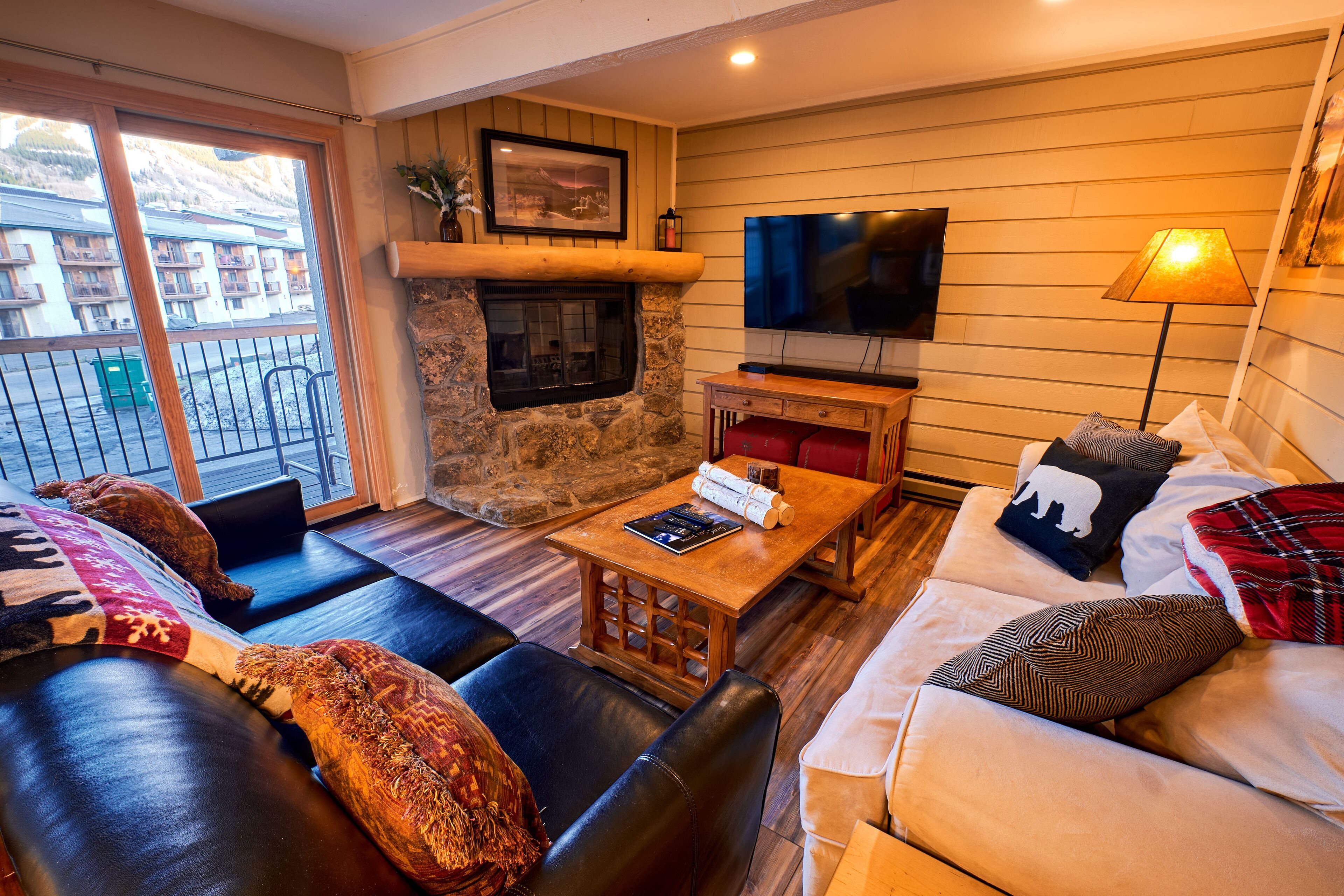 Near Resort Base, Chef Kitchen, Hot Tub, Beautiful Views, Private Garage!