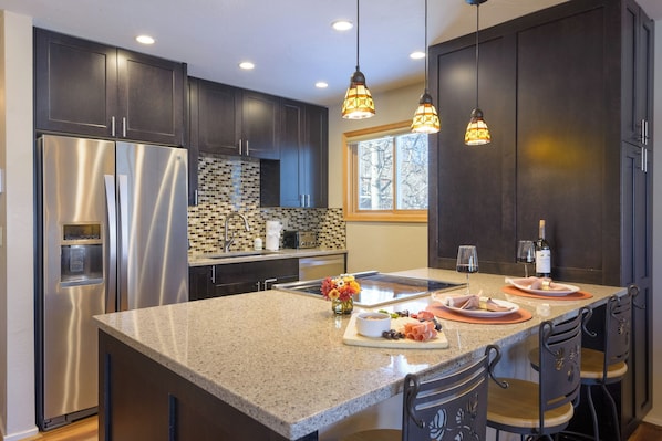 Kjøleskap, mikrobølgeovn, ovn og kokeplater