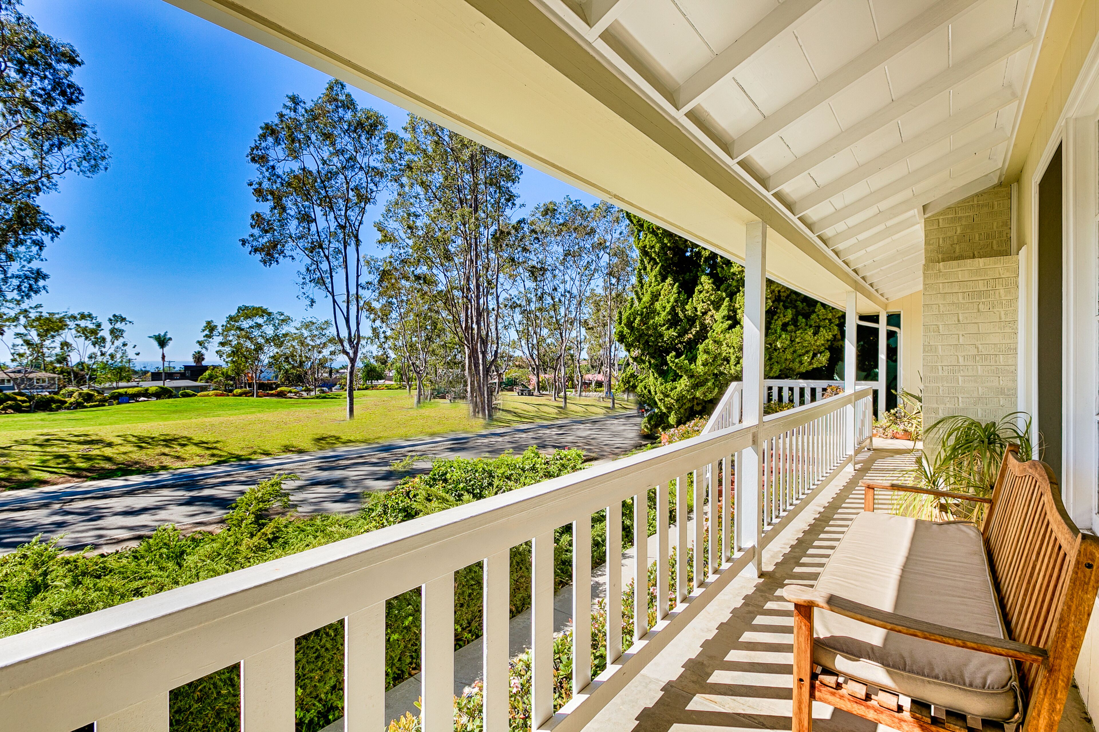 Beautiful beach cottage w/ ocean views, yard+outdoor living