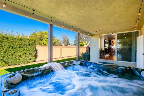 Spacious home with a private hot tub & enclosed yard - just minutes from Disney